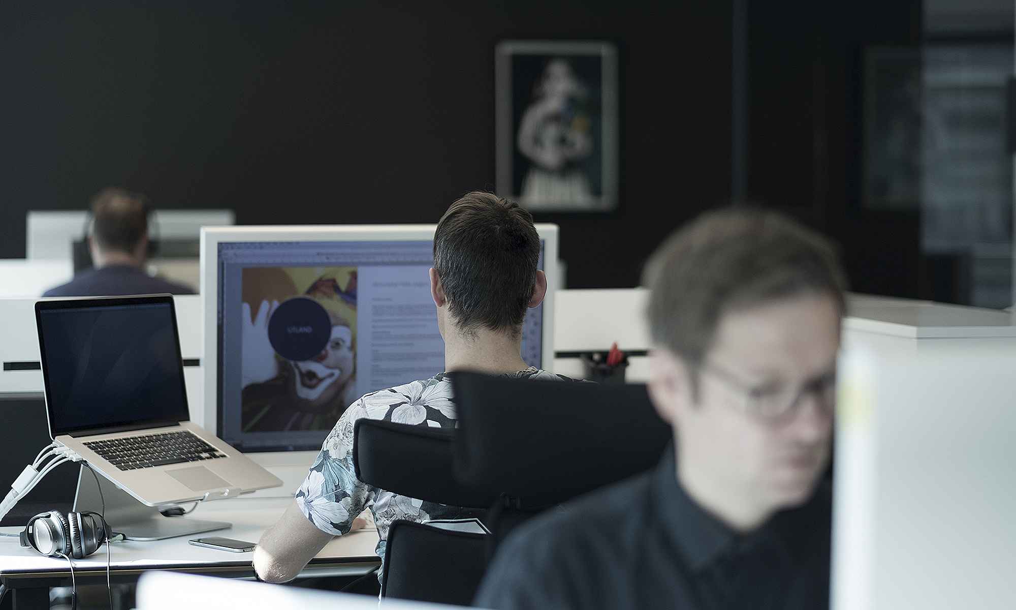 Bilde av grafiske designere som jobber konsentrert