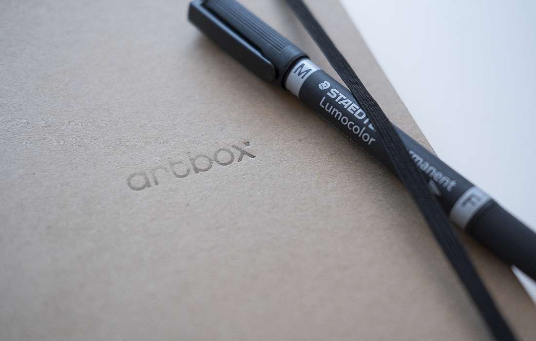 Bilde av notatblokk og tusj